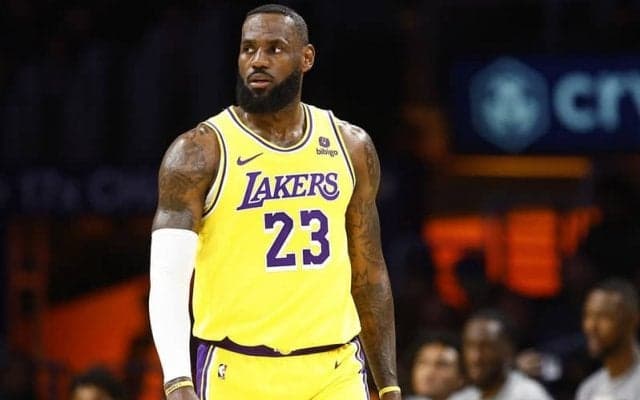 キングス戦終盤にコートを後にしたレブロン…左足首のケガを抱えるも「俺は平気だ」