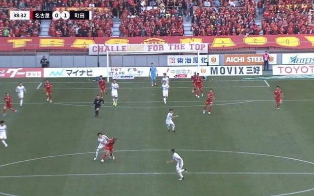 「いらないプレーだな」「これはプロフェッショナルファウル！」ファンも意見真っ二つ  抜群のターンで抜け出す寸前の名古屋 ユンカーに町田 チャン・ミンギュが“ラグビータックル”を仕掛けた瞬間