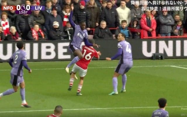 「死ぬだろ…」「記憶大丈夫か？」194cm95kgの巨体が爆速スピードの“強烈ジャンプタックル”→頭に直撃して吹き飛ばした瞬間　リバプールの大型巨人が相手MFをノックアウト