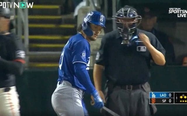 「大谷とイケメンコンビ」「大谷の穴を埋めてくれた」ドジャースの“イケメンすぎる外野手”アウトマンの雨中でのズブ濡れプレーがカッコ良すぎる瞬間　三振してもネット上のファンが大歓喜