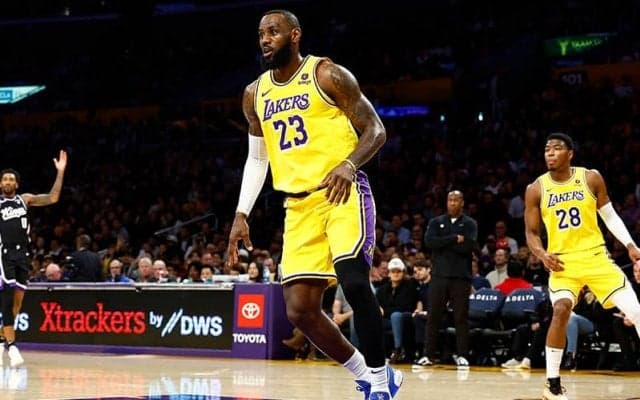 イースト2位・バックスと相まみえるレイカーズ…キングス戦で負傷交代のレブロンは欠場に