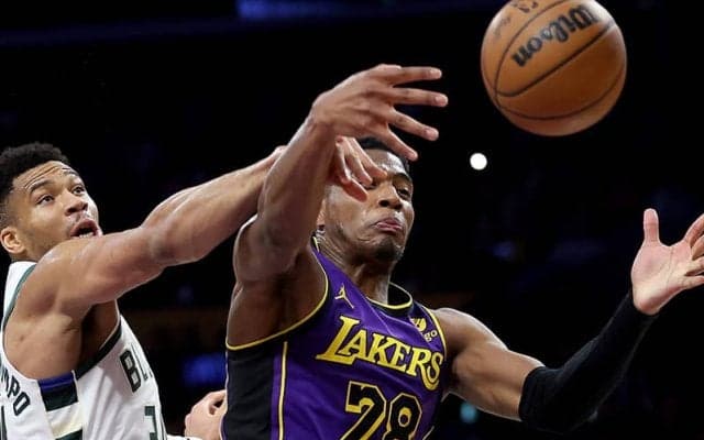 レイカーズが東上位のバックスを“1点差”で撃破…八村塁は要所の3P沈め12得点5リバウンド