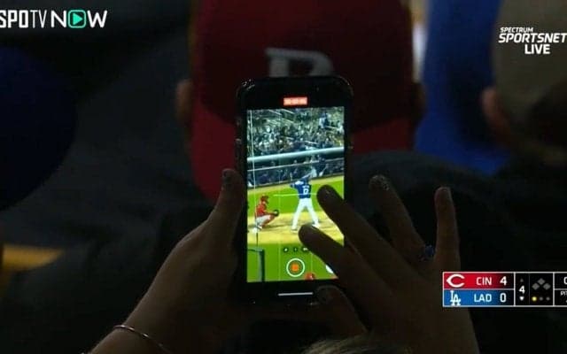 何がなんでも撮りたいの！大スター・大谷翔平の雄姿を必死に撮影するファン心理に共感…「わかるわー」「前の人いると難しいよねw」