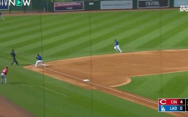 守備下手って言ったヤツ出てこい！「宮本慎也じゃん」「エラー多いだけで下手じゃない」リーグワースト失策のドジャース三塁手・マンシーが“超絶美技”を炸裂した瞬間