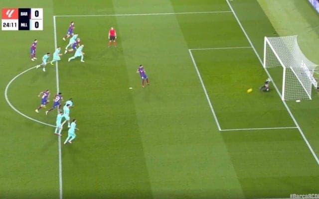 一体、何が起こった？「どこ蹴ってんだよ！」「ウソだろ…」 痛恨のPK失敗！シュートコースが完全に読まれる→GKが完璧セーブする瞬間　バルセロナの心臓がまさかのミス