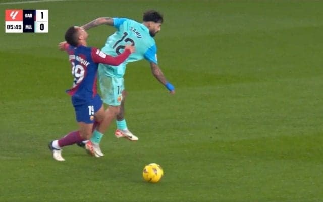 批判殺到！あれぐらいで倒れるんじゃねえよ　殴って逆ギレ！ドリブル突破を阻止した瞬間　倒れた相手に暴言を吐くまさかの態度にスタジアム騒然