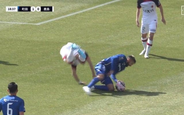 「危ねぇだろ！」選手が吹っ飛ぶ危険なスライディング炸裂でスタジアム騒然　イエロー判定されるも仕掛けた側が立ち上がれず…まさかの負傷交代に「やばい」「離脱となったら大きい」