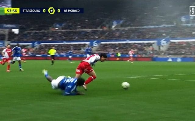 「タキの努力を無駄にするな！」南野拓実、相手を吹っ飛ばす脅威的デュエル→完璧クロスの一部始終！ 惜しすぎる“アシスト未遂”にファン溜息「これは決めてほしかった」