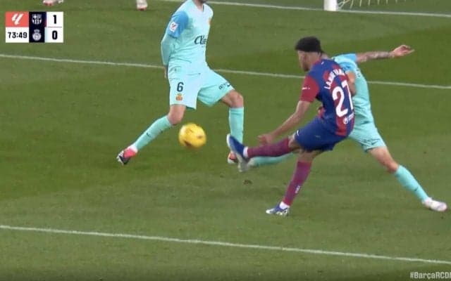 メッシ以来の才能！「16歳でエース」「もはや神」 GKが動けず… 美しい放物線を描く“超スーパーゴール”が炸裂した瞬間　バルサの神童が警戒されている左足で決めた一撃