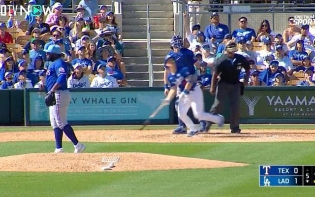 極悪すぎるドジャース打線の4番打者！「コイツもいるのかよ…」「ピアザの再来」 ベッタニマンの後を打つ“強打の捕手”スミスがエグい軌道のホームランを叩き込む瞬間