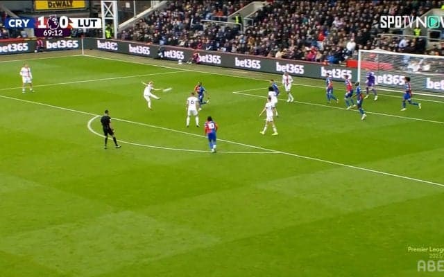 「派手なシュート！」ルートン橋岡大樹、“型破りなボレー”を炸裂してスタジアムを沸かせた瞬間！「積極的でいいよ」「決まったらヒーローだった」など反響続々