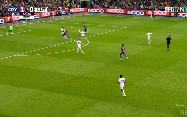 「ファウルだろ！」プレミアリーグ１年生・橋岡大樹、難局を見事に乗り切った一部始終！ 相手FWに押されて転げる→主張どおり笛が鳴ってピンチを防ぐ