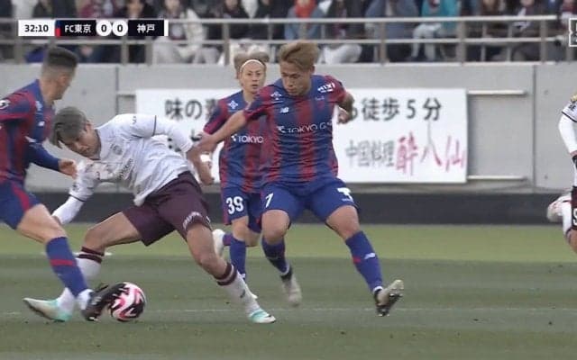 「エグい」「強すぎだろ！」大迫勇也、3人がかりの猛列ガチンコマークにフィジカルで打ち勝ちファウルを獲得！半端ないキープ力が炸裂した瞬間