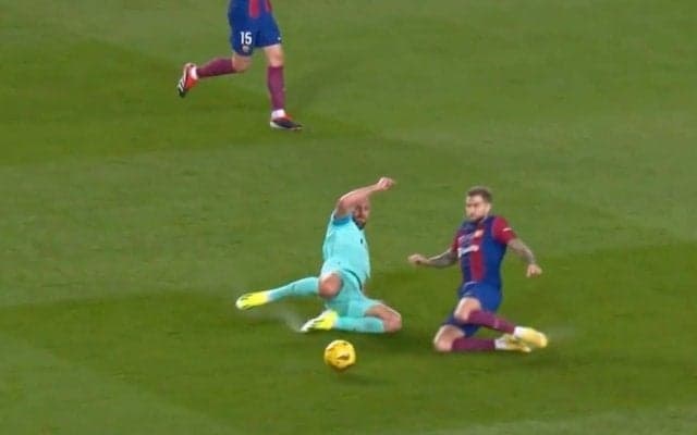 もはや交通事故レベル！「死ぬだろ…」「海賊すぎる」194cm92kgの巨体FWが爆速トップスピードのまま“殺人タックル”を炸裂→相手を吹っ飛ばして回転させた瞬間