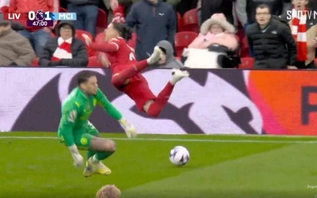 もはや交通事故レベル！「死ぬだろ…」「人が飛んだ」 空中で一回転して吹っ飛ばされた瞬間　急加速したリバプールFWがGKと大衝突→想像を超える大転倒
