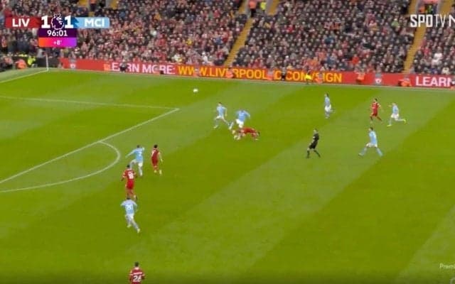 「危ねえだろ！」「人間じゃねえ…」リバプール遠藤航が空中から急落下→顔面強打する瞬間　怪物DFの強烈タックルを被弾…すぐ立ち上がりプレー復帰する鉄人ぶりにスタジアム騒然