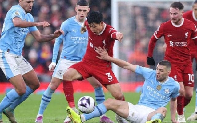 プレミア”頂上決戦”で遠藤航が存在感！マンC相手に「デュエルで負けなかった」「デ・ブライネを苛立たせた」と賛辞止まず