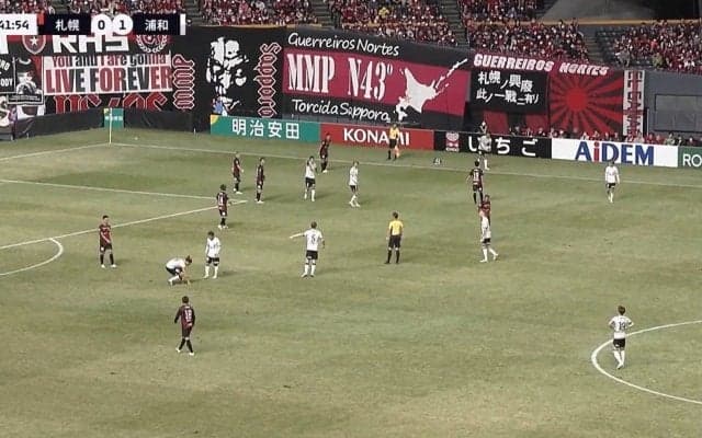 「何があった？」浦和サポーター悲痛！攻守の要・ショルツが試合中に突然の座り込み、負傷交代にスタジアム騒然「いつかはと覚悟してたが」「ショックすぎる」シーズン初勝利も残る不安の声