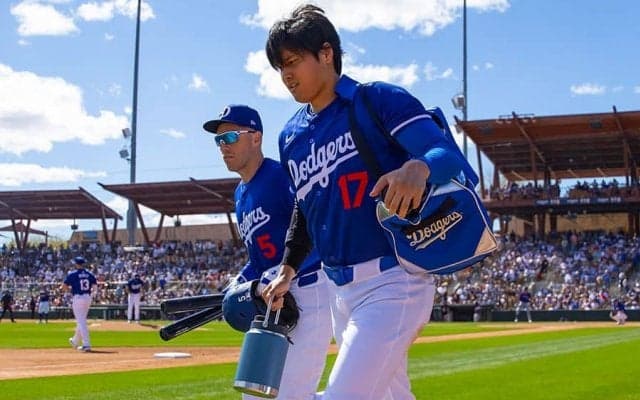 大谷翔平が送る“小さなサイン”　帰り道、突然のポーズに「ベストフレンド」も笑顔