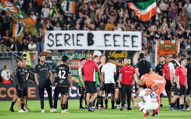 セリエBでファンが暴徒化…複数の機動隊員が重傷