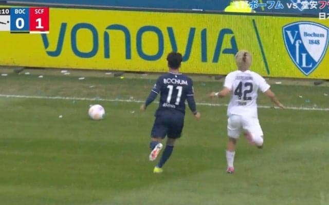 ド突き合ってゴングが鳴る！堂安律vs浅野拓磨の日本人対決　ボールを追って全力ダッシュ→バチバチの爆速スピード対決が勃発した瞬間