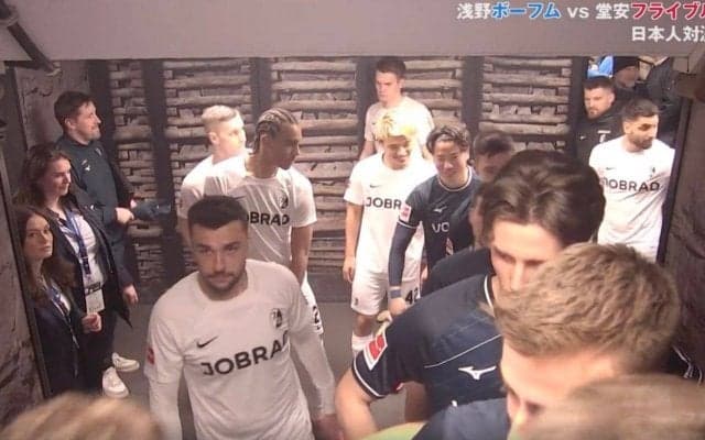 堂安律vs浅野拓磨の“仁義なき日本人対決”！ピッチへの入場口で日本代表FW同士がフェイスオフした瞬間　試合前から視聴者のボルテージが最高潮