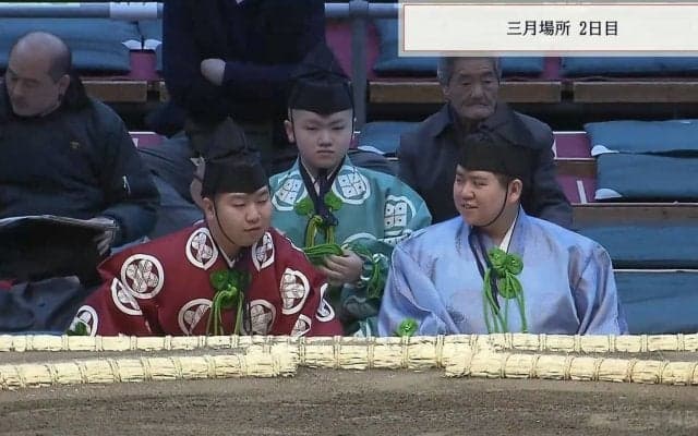 「かわいい3人組」若手行司、取組前のリラックスした束の間のひとときに反響「何か話してる」「ちょっとシュールw」