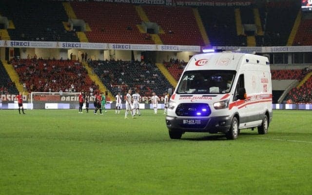 「試合を止めて！」試合中のピッチを救急車が走行！？救護のために到着も試合が止まらない珍事「これもブラジル」
