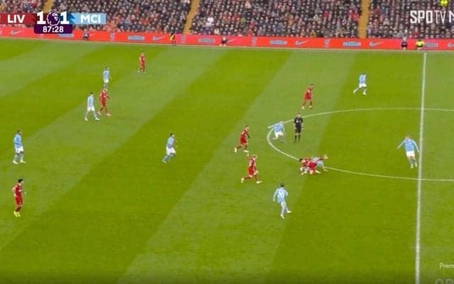 リバプール遠藤航が捨て身の“殺人タックル”を炸裂した瞬間　90分間フルで潰しまくる！世界が大注目の首位攻防戦でプレイヤー・オブ・ザ・マッチの大活躍