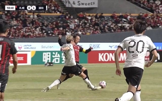 なんでだよ！札幌・荒野がファウルからのイエローに納得できず不満大爆発！“アフターで足を踏んだ”との判定に雄叫び抗議の瞬間　ファンも「辻褄あわんけどな」