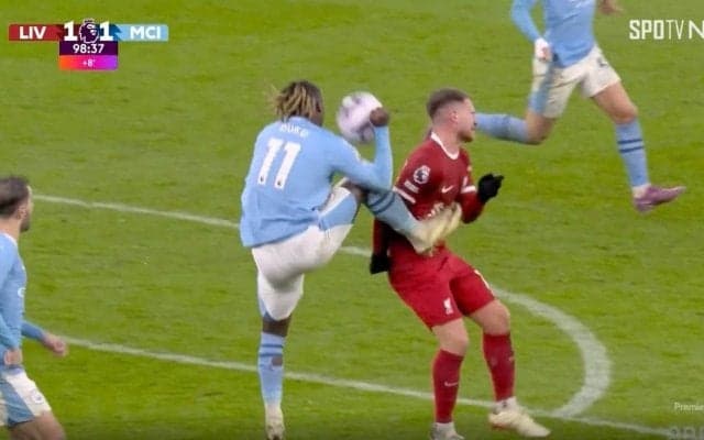 批判殺到！「死ぬだろ…」「100%PK」危険すぎる“殺人ハイキック”が炸裂した瞬間　VAR介入もノーファウル判定で大炎上中… 大熱戦の終盤に起きた物議を醸すプレー