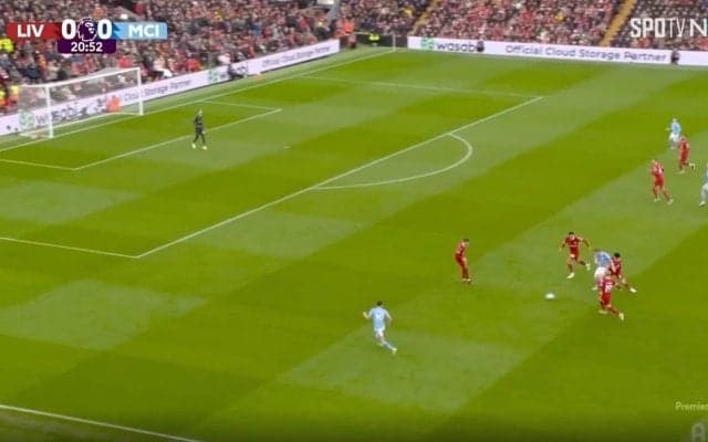 リバプール遠藤航に潰される→途中交代でブチギレ！“鬼マーク”でマンCの司令塔を完全無力化　デュエル王が空中戦で競り勝ち、強烈タックルを炸裂した瞬間　