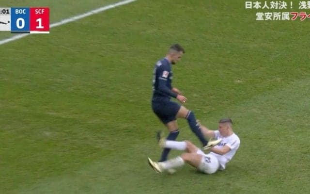 批判殺到！「退場させろ」「ありえねえだろ」倒れた相手を蹴りつける超問題シーン　審判がブチギレ！ファンも呆れた危険行為に問答無用でイエローカード2枚出し