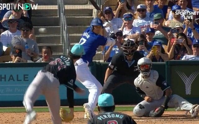 もうちょっと打球上げたいんだよなぁ…大谷翔平、ファン騒然の痛烈二塁打にもベンチで物足りなさそうな仕草