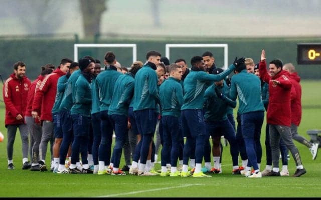 アーセナル冨安健洋がついに練習合流！　チームが作った花道での手荒い歓迎に笑み