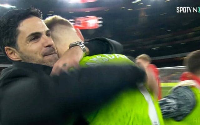 「涙腺が崩壊」アーセナル監督と痛恨ミスGKの“親子のような”愛に満ちたシーン…力強くハグ→頭クシャクシャでファンがグッときた一部始終