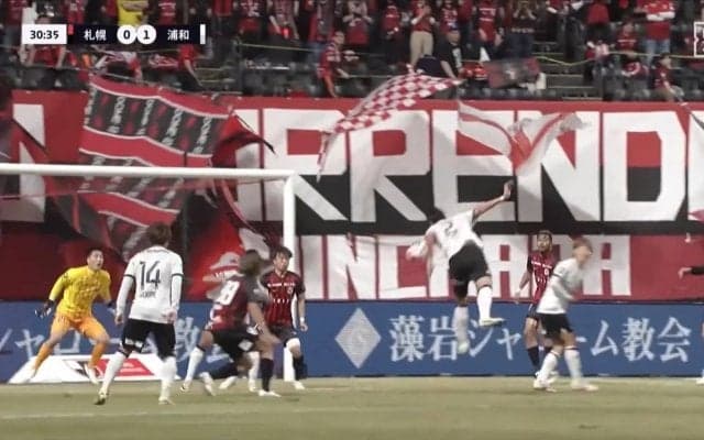 すげえ！酒井宏樹がゴリゴリフィジカル全開！ワールドクラスのジャンピングヘッド炸裂で浦和・今季初ゴールの瞬間！滞空時間の長いジャンプからのド迫力ヘディング弾に「バックアタック感ある」「ヒーローかよ」
