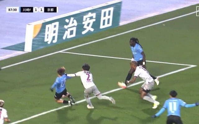 「ハンド？」「オフサイド？」元フランス代表FWのJ初得点はVARで“幻”に…川崎F、1試合２度目のゴール取り消しで同点弾がチャラになった瞬間「これぐらい見逃してくれ」「もはや可哀想」