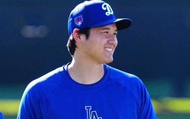 突如襲撃の“敵”をペチッ「相変わらず好かれる」　大谷翔平、移動中の一撃必殺