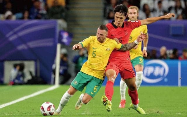 W杯予選再開直前に…豪代表の主軸FWボイルが接触プレーで負傷し緊急搬送、競り合った相手DFはなんと…