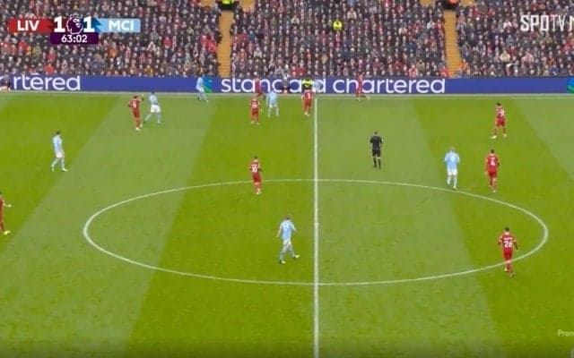 4人もいらねえ、1人で潰す！「日本史上最強の潰し屋」「職人技」リバプールの“潰し屋”遠藤航が相手を余裕で吹っ飛ばす→ボール奪取した瞬間