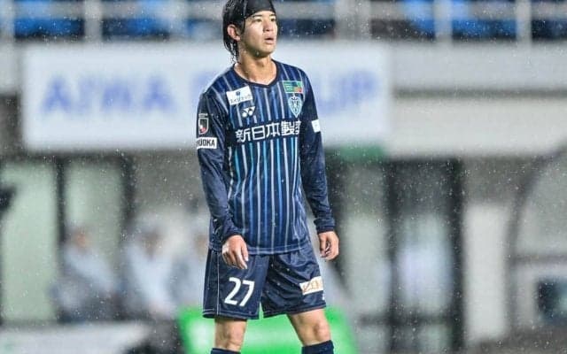 「後ろ姿がすでに美人」結婚発表の福岡FW佐藤凌我の新妻との“腕組みユニフォーム2ショット”が話題！「なんて素敵な写真」「アクリルスタンドにして売ってくれんかいな」の声