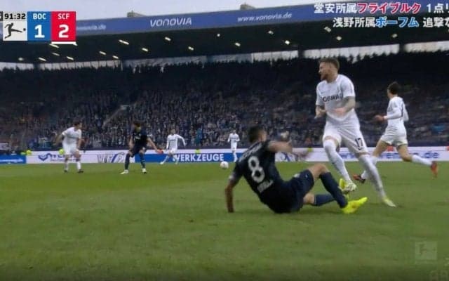 衝撃のイエローカード10枚！「退場だろ」「なんだこの試合…」突っ込んできた相手に“正面衝突タックル”炸裂→吹っ飛ばしてノックアウトした瞬間