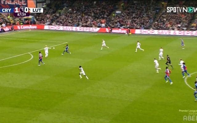 日本代表DF・橋岡大樹はプレミアリーグでも通用してる！ １対２の“絶体絶命ピンチ”を冷静カットで救った一部始終「何この安心感」「身体能力が高い」など称賛の声