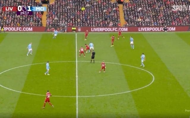 「やりたい放題だな！」「強くなりすぎ」リバプール遠藤航が痛恨のパスミス→爆速“強烈タックル”でボール奪い返す瞬間　マンCの心臓を完封する自作自演ディフェンス