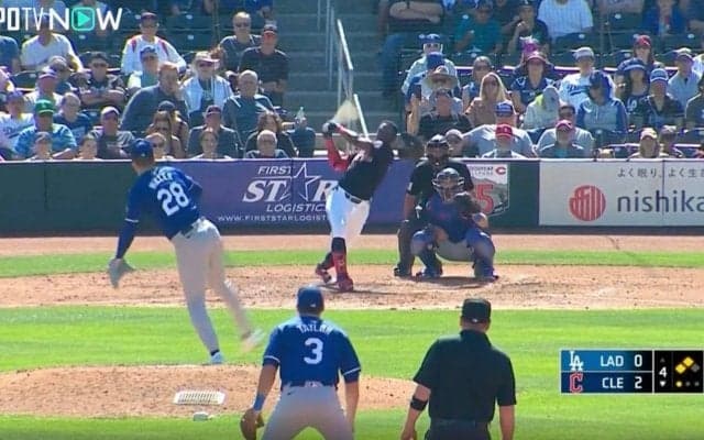 一体、何が起こった？ 「この飛び方は初めて見た」「躍動しすぎ」 豪快すぎるスイングでヘルメットが吹っ飛ぶ！→ノーヘルで大爆走する瞬間