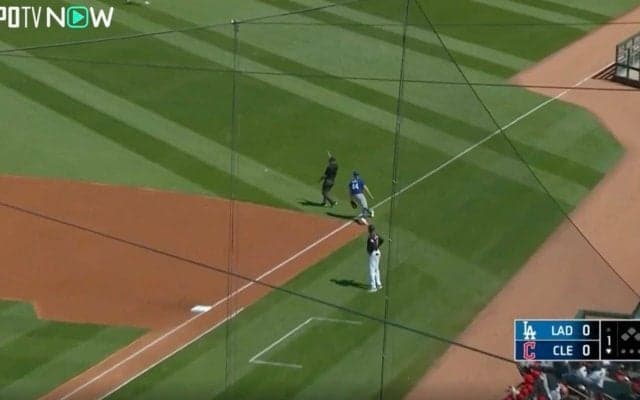 ボールがありえない方向に飛んだ！「怖すぎる…」「大丈夫かよ」審判に“弾丸ゴロ”がガッツリ直撃→思わず飛んだ瞬間　ドジャース守備陣もビックリの珍プレー