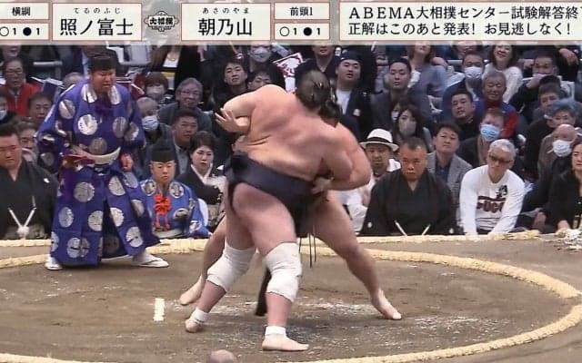 元大関の“まわしがベロリ”ハプニング発生…！あわやの事態に「大変だ！」「まわし取れる」「凄い相撲だ」ファン騒然