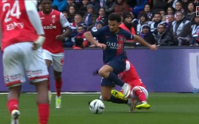 「おい！何しやがる」伊東純也、背後からのタックルでイエローカード 後方から足をかけるプレーで相手が転倒悶絶しPSGファンの怒りを買った瞬間「ちょっと無理にいったな」「許さぬよ」