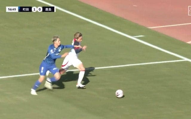 「PKだろ」「いやダイブ」「むしろシミュレーション」町田・藤尾vs鹿島・津久井、ペナルティエリア内で“流された”接触シーンが物議「これじゃ笛は吹けない」ファンは意見分かれる